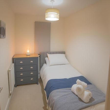 הוילה Merstham Sleeps9 Parking&Garage 17 Mins To Gatwick, 30 To London מראה חיצוני תמונה