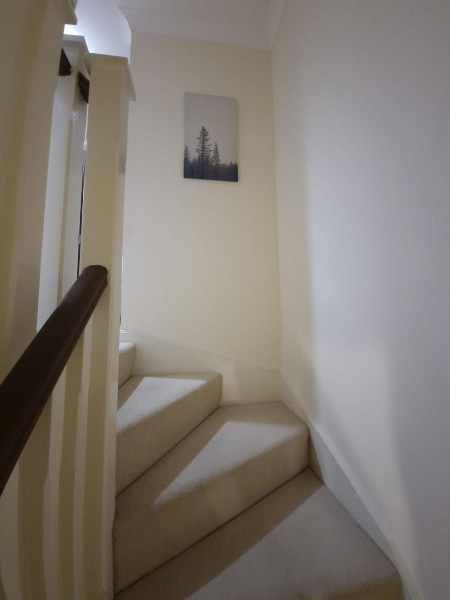 הוילה Merstham Sleeps9 Parking&Garage 17 Mins To Gatwick, 30 To London מראה חיצוני תמונה
