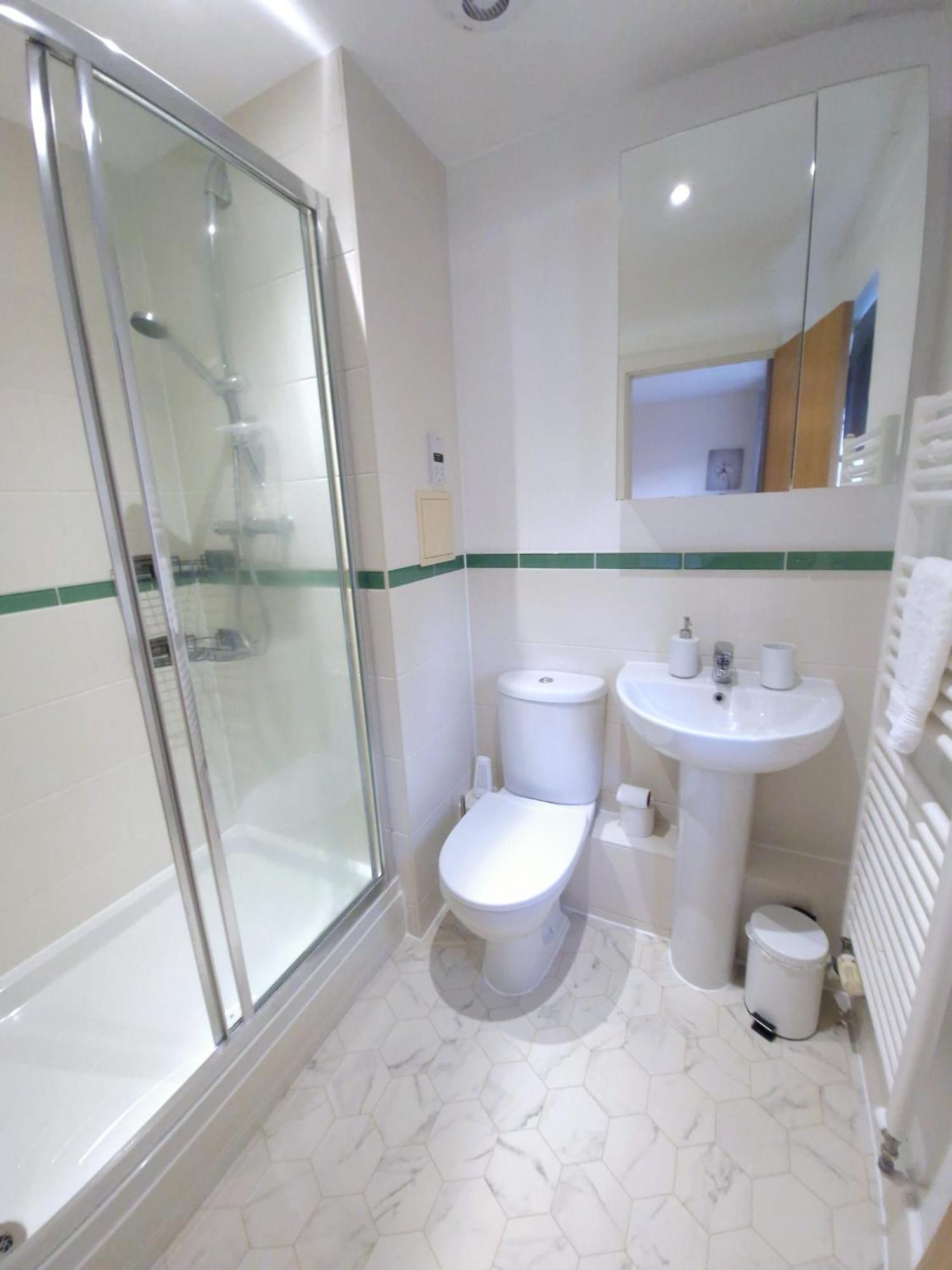 הוילה Merstham Sleeps9 Parking&Garage 17 Mins To Gatwick, 30 To London מראה חיצוני תמונה